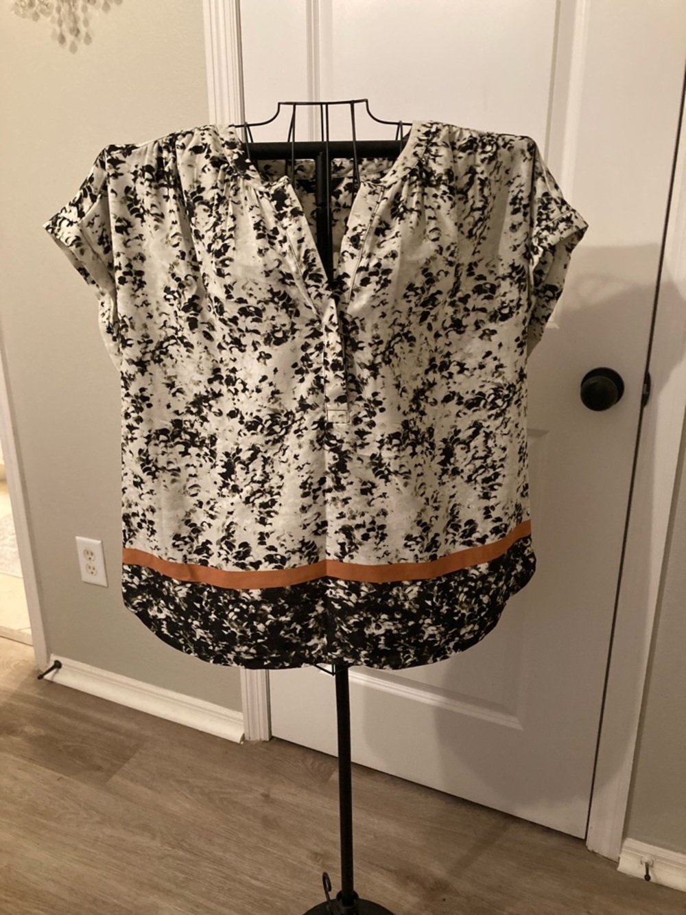 Simply Vera Vera Wang Black & White Printed Short Sleeve Blouse with Tan Trim